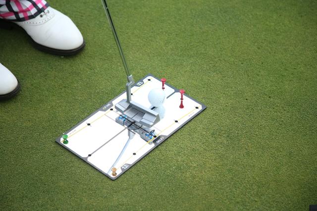 画像: プロがパター練習でよく使うパット練習器具。ラインの入ったミラープレートを芝の上に置くことで、目や肩の位置などアライメントの狂いをチェックできる
