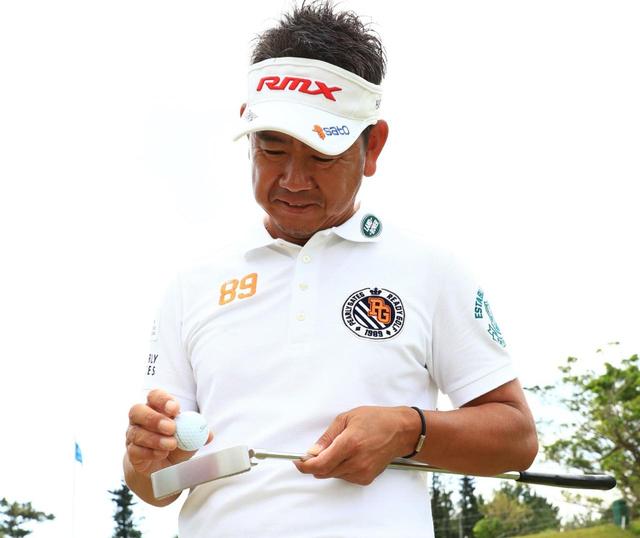 画像: パターの打感も柔らかいと話す藤田プロ