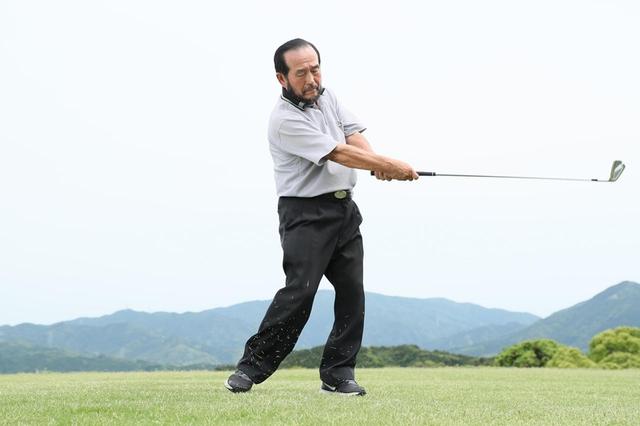 画像: 手のひらが上を向くことで足の裏と並行になり、上半身と下半身が連動する