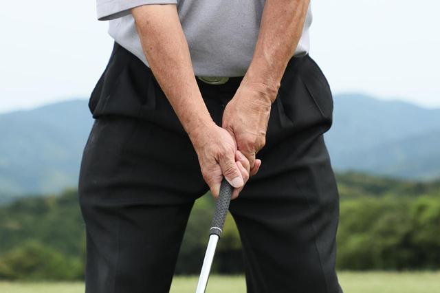 画像: テンフィンガーグリップの場合は右手のひらが上を向くように握る