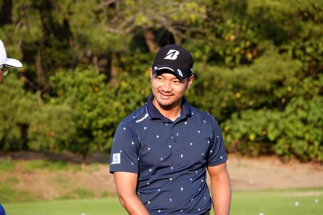 画像: 松山との練習ラウンドを狙っていたという嘉数。年上ながら、そのプレーを吸収した
