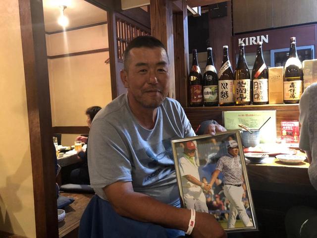 画像: ベスト・キャディ・オブ・ザ・イヤー受賞後、居酒屋で取材陣と偶然出くわした柏木。記念の写真を手に笑顔