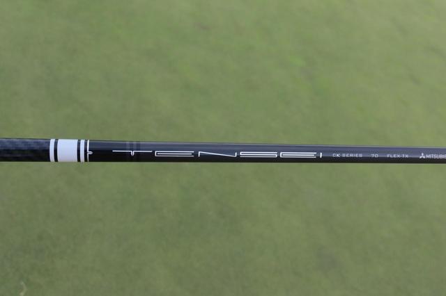 画像: PGAツアーでも愛用者の多い三菱ケミカルの「テンセイ」シャフトをドライバーに差している