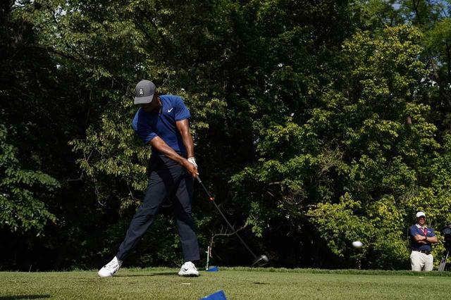 画像: タイガー・ウッズをはじめ、PGAツアープロたちも右肩は下がる(写真は2018年の全米プロゴルフ選手権 撮影/姉崎正)