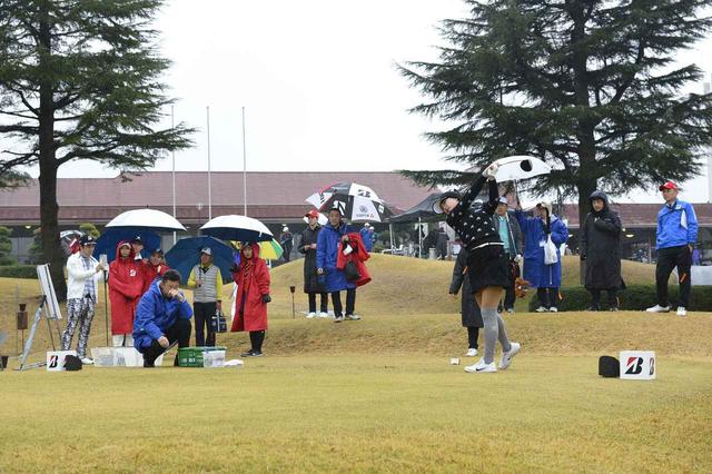 画像: 雨の中でもレインを脱いで豪快なドライバーショットを決める川崎志穂