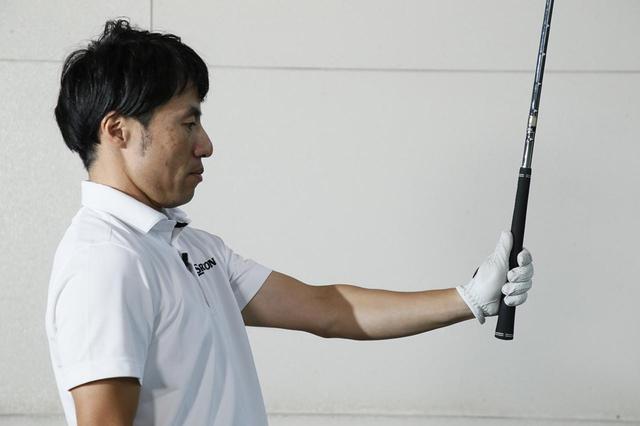 画像: グリップエンドから指2本分、グリップを余らせて握ろう
