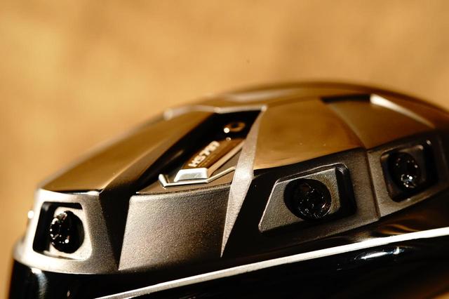 画像: 着脱可能なバックフェースのウェートはヒール側から4グラム、6グラム、5グラム、3グラムの今回のための特別仕様。ノーマルよりもつかまりをわずかに強調し、安定性を高めている