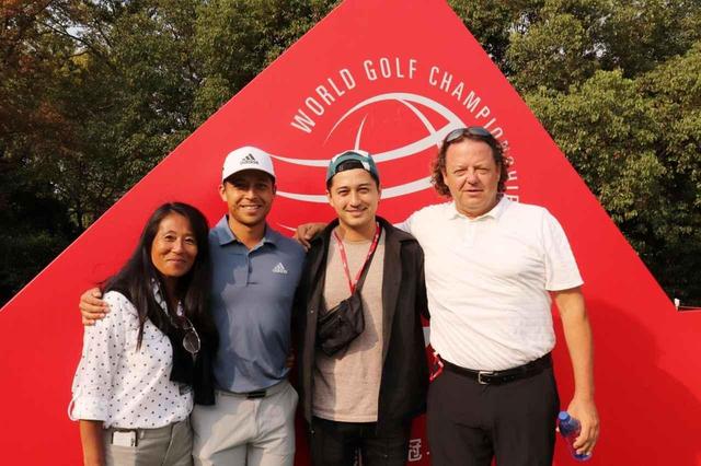 画像: 家族に囲まれ笑顔のシャウフェレ(写真は2018年のWGC・HSBCチャンピオンズ)