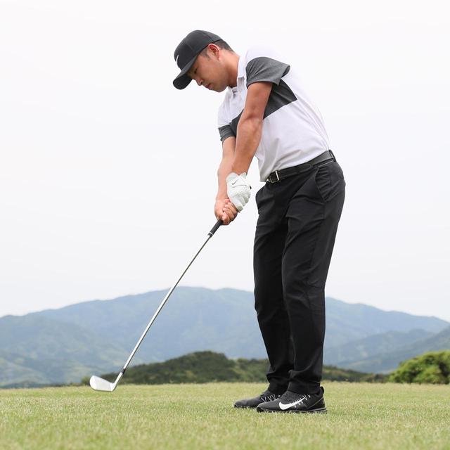 画像: 刀で切るようにスウィングする時松プロはミスがとても少ない(撮影/姉崎正)