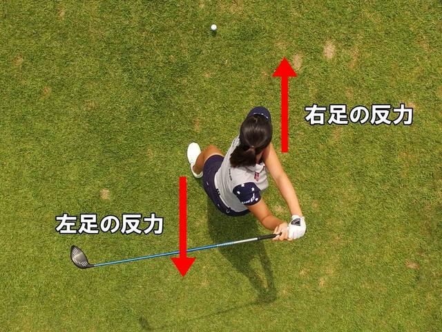 画像: センター・オブ・マスから遠い右足を後方に蹴る動きが、大きな回転力を生む(撮影/岡沢裕行)