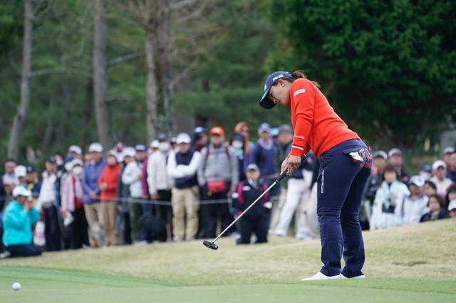 画像: パットの名手として知られる鈴木愛。プロキャディの目から見てもやっぱりすごい(写真は2018年のスタジオアリス女子オープン 撮影/岡沢裕行)