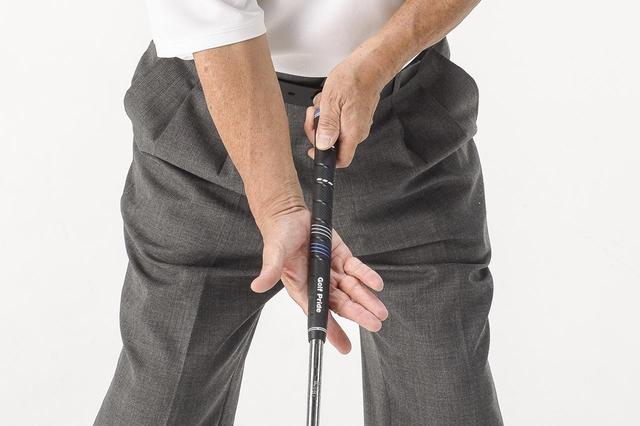 画像: グリップは利き手である右手から握ろう。その際に右手のひらを上に向けて握るのがポイント