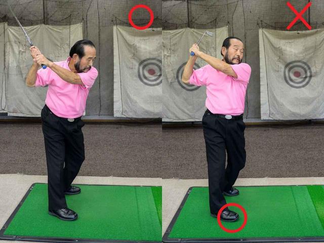 画像: 両手合体型グリップで右手をひねった動作をすると、自然と右足の内側が浮いてしまい、足までひねられた状態となる