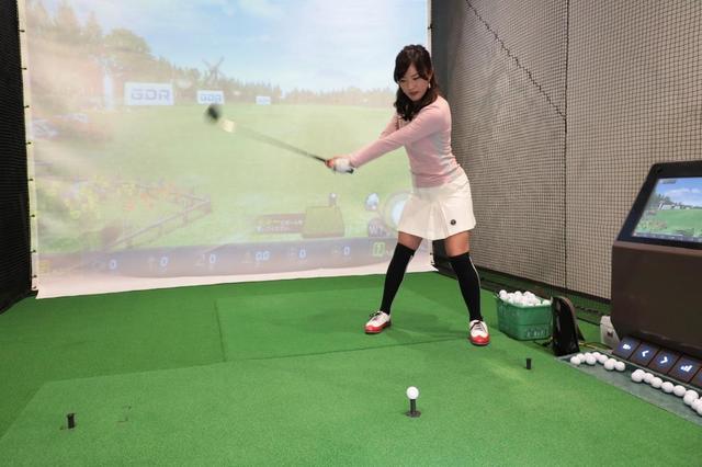 画像: バックスウィングはある程度のスピードで勢いよく上げることが大事。もちろん手先だけで動かないように注意!