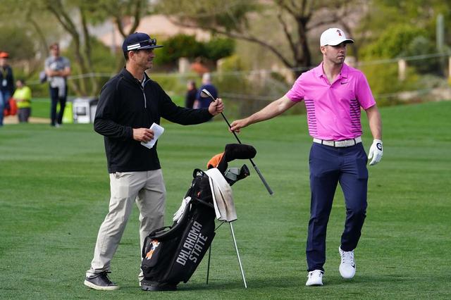 画像: コーチのジョージ・ガンカスはキャディとしてウルフのツアー初参戦をサポートしている