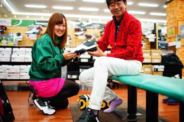 画像: ゴルフ5桑名店で試めし履きをする中村修(写真右)と店長代務の新宅桃子さん(写真左)