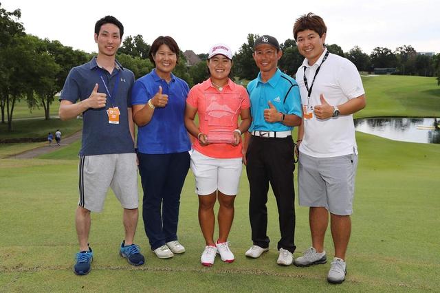 画像: 畑岡が米女子ツアー初優勝を成し遂げた「ウォルマートNWアーカンソー選手権」にも帯同し、サポートしていた斎藤(写真一番右)