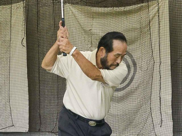 画像: 右手1本とスプリットハンドで練習したあとにテンフィンガーグリップで打つ。両手になっても、右手リードの感覚のまま打つこと