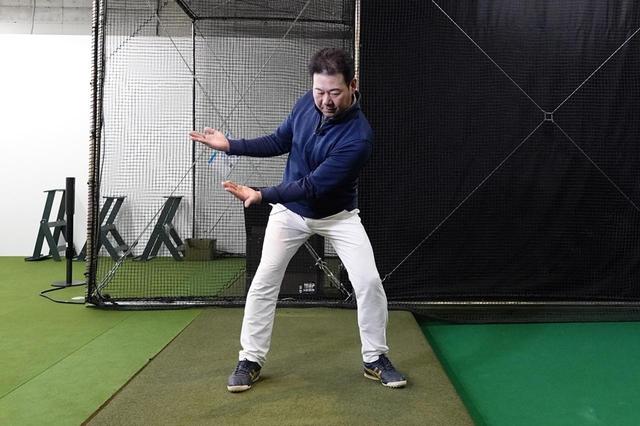 画像: 右骨盤を高く、左骨盤を低くすることによって左下へのスムーズな重心移動が出来る