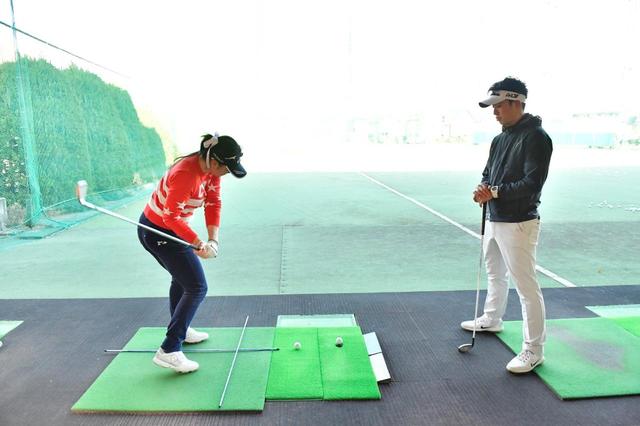 画像: 正面と後方からの2方向からチェックしているという目澤コーチ