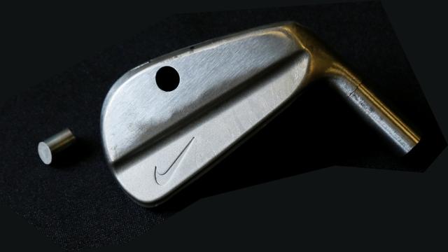 画像: タイガー・ウッズが使用していた、ナイキ製ブレードアイアンのサンプルヘッド。
