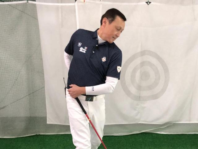 画像: 意識的にねじる動きはNG。ただ体を右に向けるだけという意識でクラブを上げよう