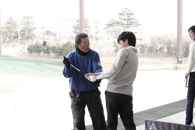 画像: 参加した昌山大暉君にアプローチの打ち方を手を取って指導する