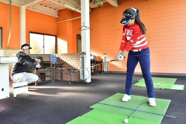 画像: 目澤コーチにシャフトで境界線を示してもらい、テークバックでのヘッド位置を念入りにチェック