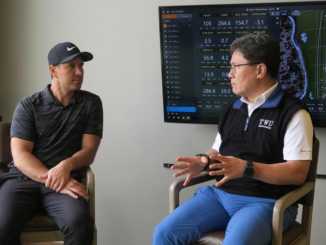 画像: クリス・コモ(写真左)とヤン・フー・クォン教授(写真右)。2人は、動きの効率化が飛距離アップとケガ防止につながるという