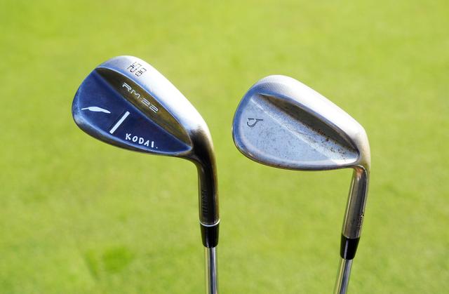 画像: 昨年2度の優勝の決め手となったウェッジ。52度のフォーティーン RM22と、58度のジューシー プロトタイプ。