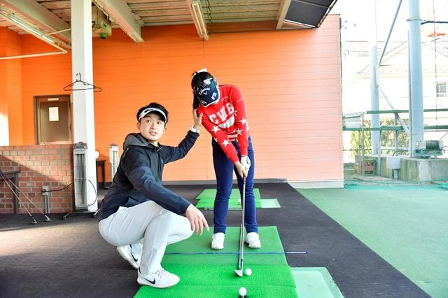 画像: 単純に左足寄りにボールを置いちゃうと、右肩が下がってヘッドがアッパーに入る