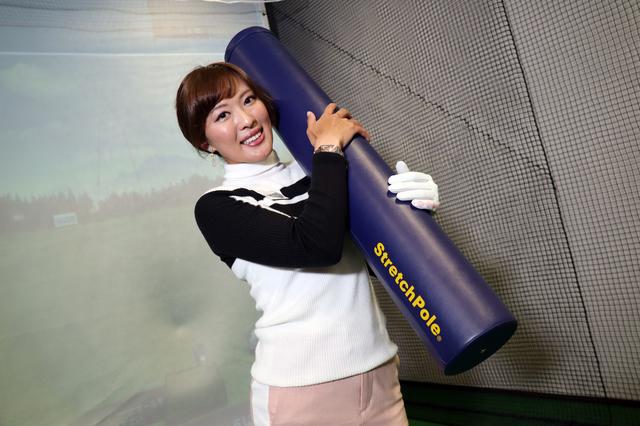 画像: ヨガなどで使うストレッチポールを使う“お尻ポール”ドリル。軽いので持ち運びもカンタンだ