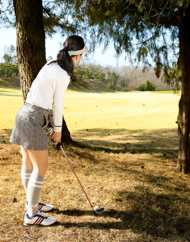 画像: 第2打目は林から。木と木の間を抜くショットになるが……
