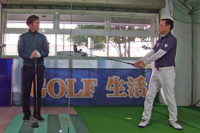 画像: 右側に立った人にドライバーのソール面を見せるように「右を向く」のがバックスウィングのコツ