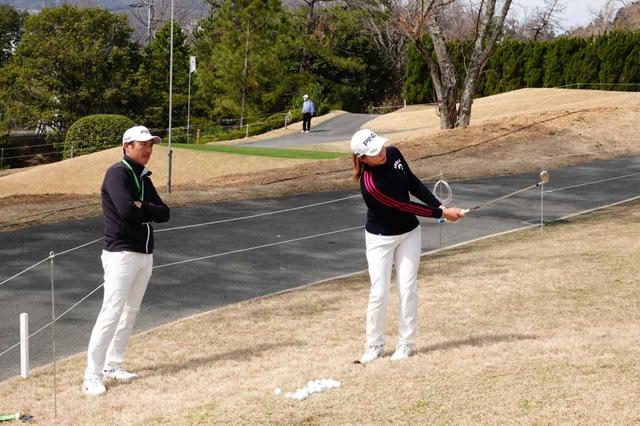 画像: 青木コーチの指導のもと、アプローチなど基本的な部分を鍛えているという