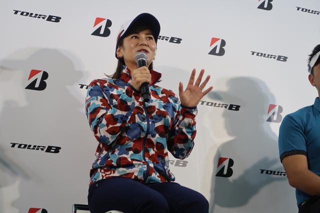 画像: ブリヂストンゴルフのブースで話す宮里藍