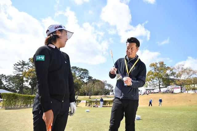 画像: テーラーメイドの契約選手である永峰咲希と談笑。選手とのコミュニケーションはもちろん極めて重要だ
