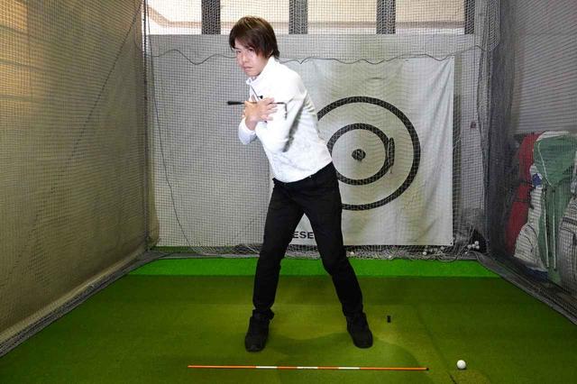 画像: 問題の横回転の動き。この動きがスウィング軌道に大きな悪影響を与えている