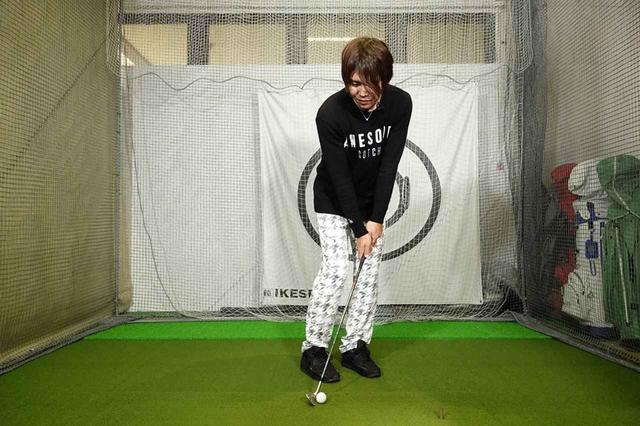 画像: ボールの位置を右寄りに変えるだけだとミスが起きやすい打ち方になってしまう