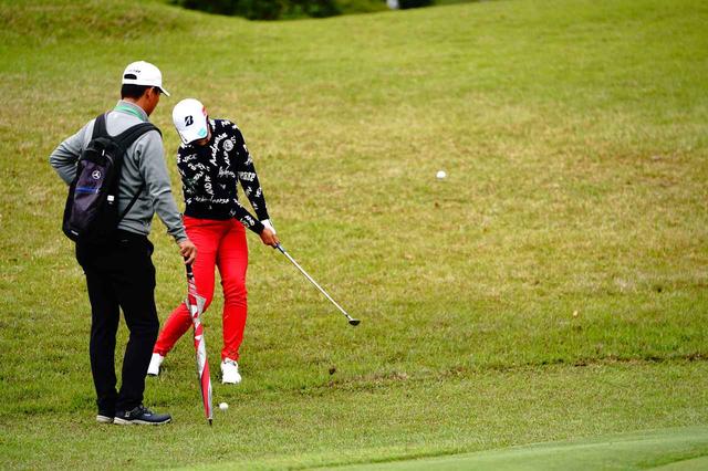 画像: シン・ジエの大逆転勝利を同組で見守った翌週、松田は練習日に入念にアプローチを練習していた