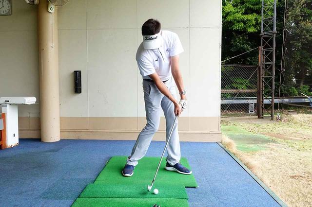 画像: ハンドファーストでスクェアにインパクトするには、左手首が手のひら側に少し折れる動きが入ることが重要