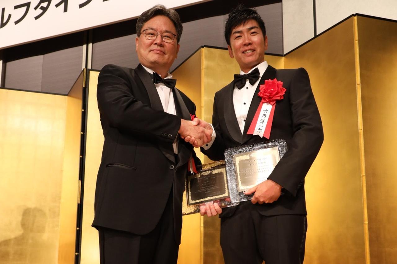画像: 2019年レッスン・オブ・ザ・イヤーを受賞したヤン・フー・クォン教授(左)と吉田洋一郎(右)