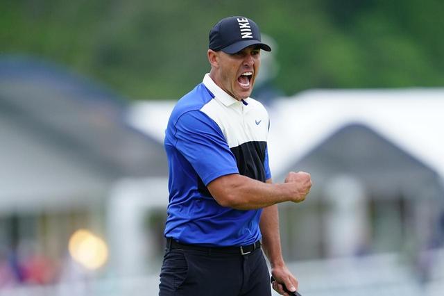 画像: 優勝パットを決め、雄叫びとともにガッツポーズするケプカ