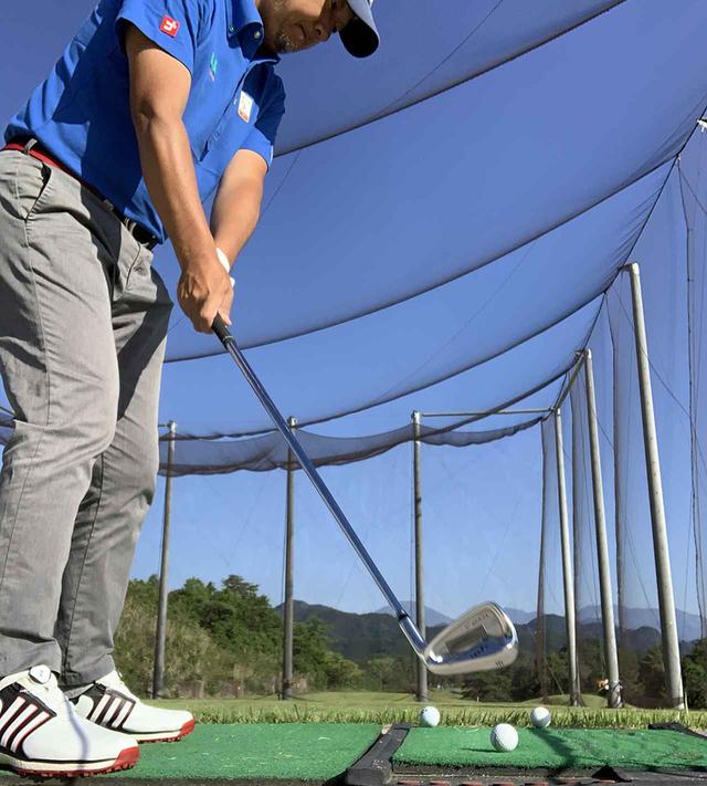 画像: 自然とテークバックが少し外側に上がります