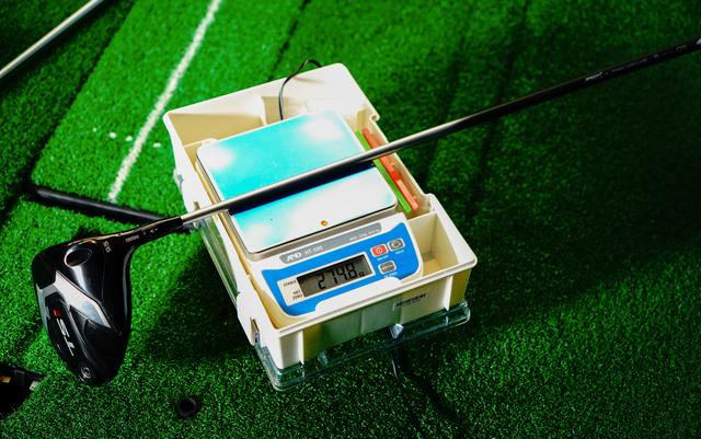 画像: ハカリの上にクラブをそっと横たえ……出た結果に驚きを隠せない「えっ……頼りなさ、一切ないんですけど!」