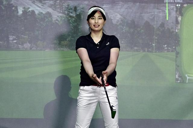 画像: クラブを体の正面に突き出し、上下左右にヘッドを揺さぶってみる。この状態で両手の親指を外してみよう。手のひらの指側でクラブを握っているような感覚が正解だ