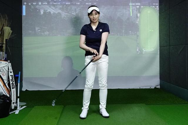 画像: 右手の指二本で振り子のようにクラブを動かしたまま左手を添える