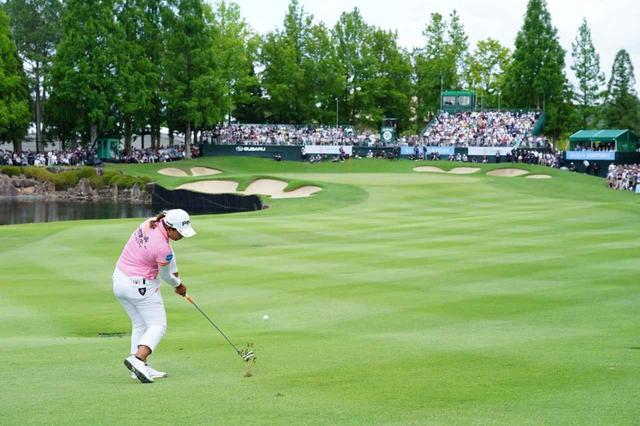 画像: 17番をバーディとし、13アンダー単独首位で最終ホールを迎えた鈴木愛