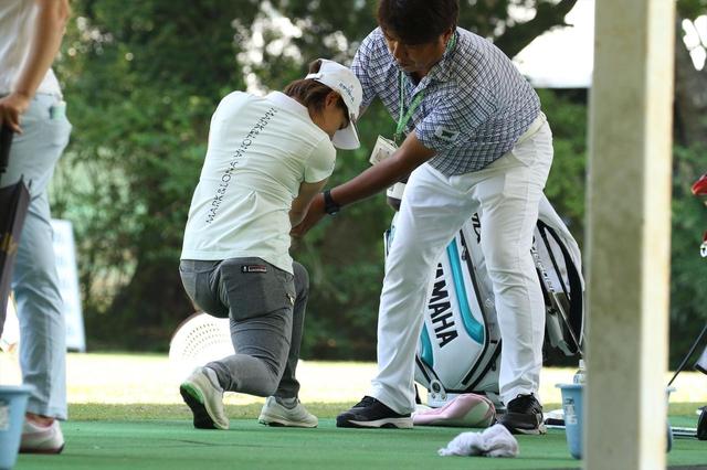 画像: この日辻村コーチは小祝さくらの他に同時に永井花奈や松森彩夏も指導していた