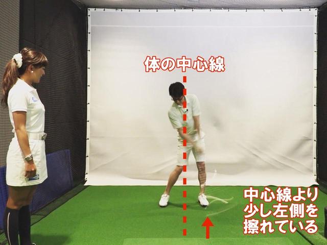 画像: 地面を擦る意識で振ると、しっかりターフが取れそうなスウィングに